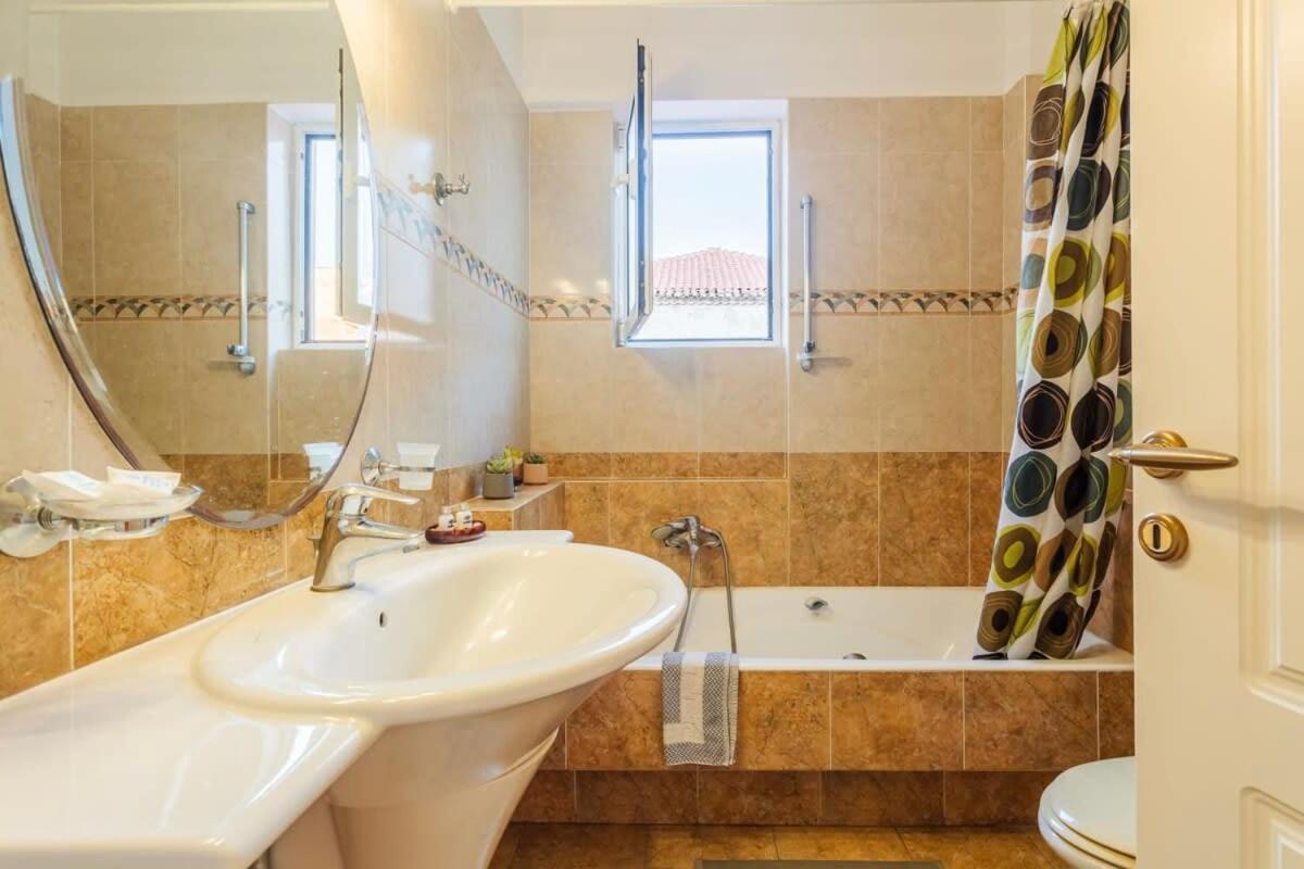 Spacious Urban Haven-Family Home, Perfect Location Kalamata Exterior photo