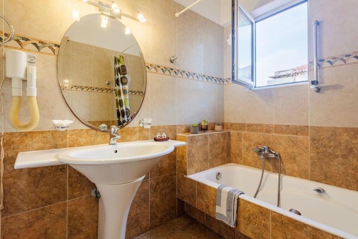 Spacious Urban Haven-Family Home, Perfect Location Kalamata Exterior photo